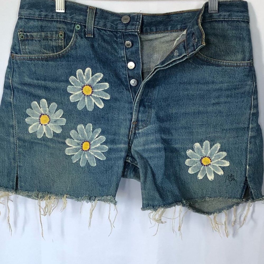Levi’s 501 button fly cut off shorts size 32